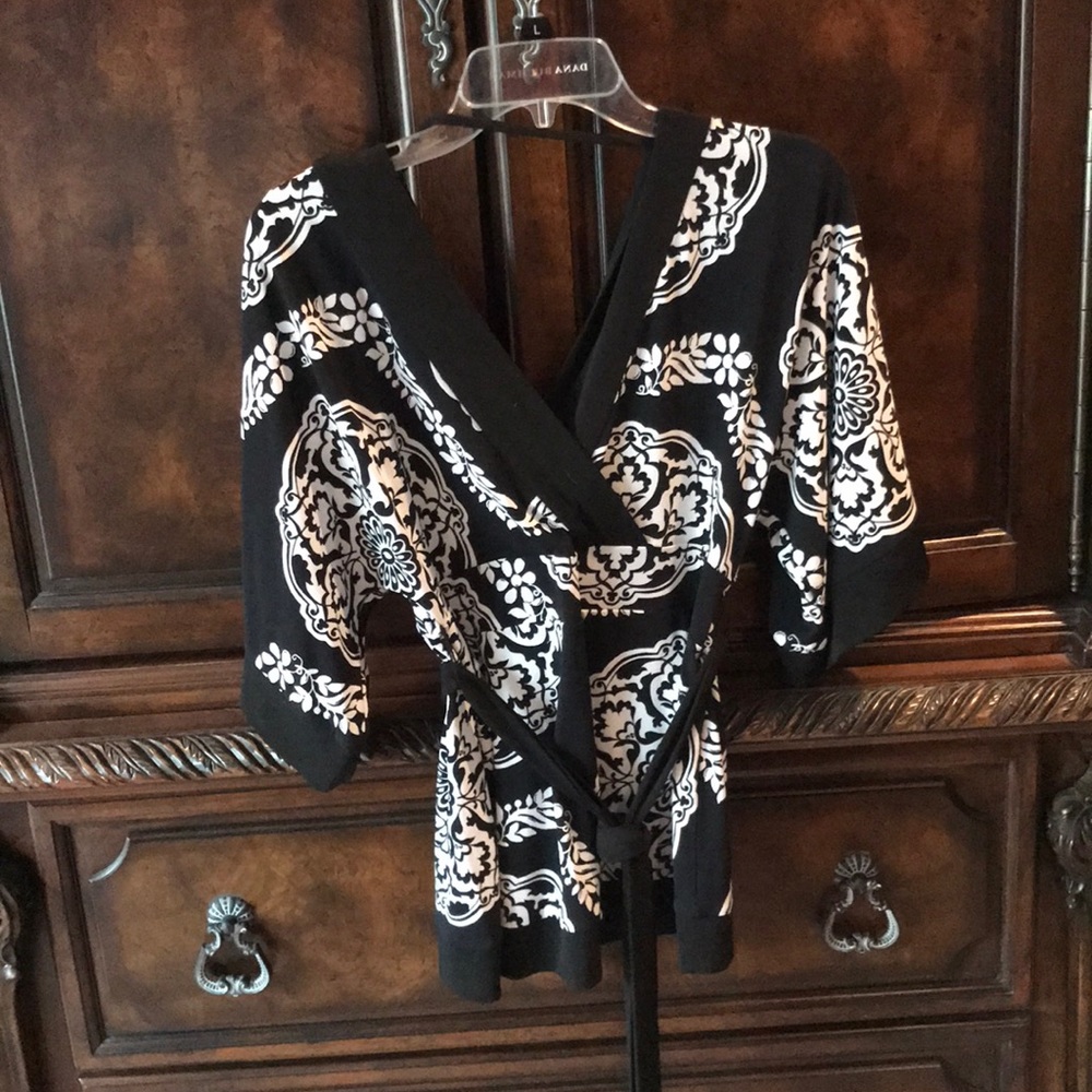 WHBM black and white v-neck top